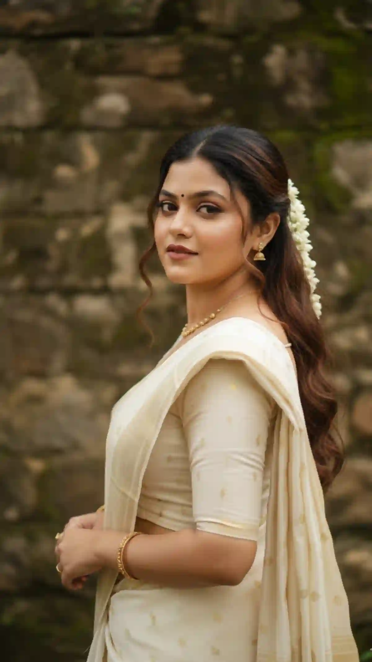 Elegant Indian Woman in Off-White Saree – Cinematic Outdoor Portrait